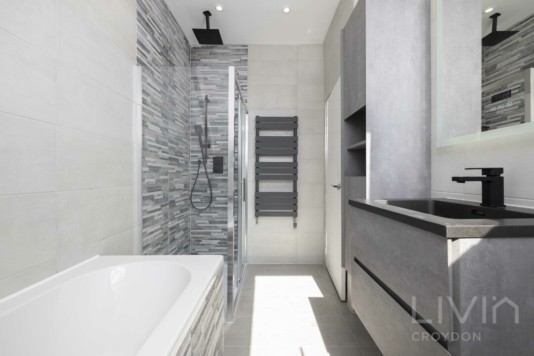 2 bed apartment to rent in Heathhurst Road, South Croydon 12