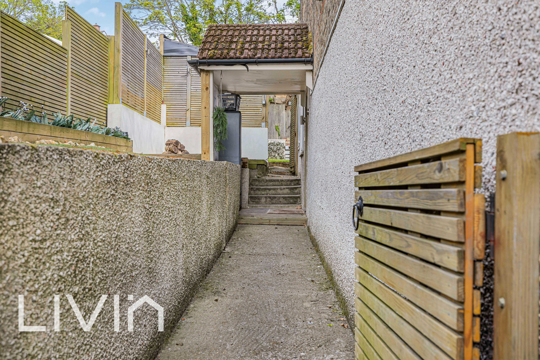 2 bed maisonette for sale in St. Mary's Road, London 3