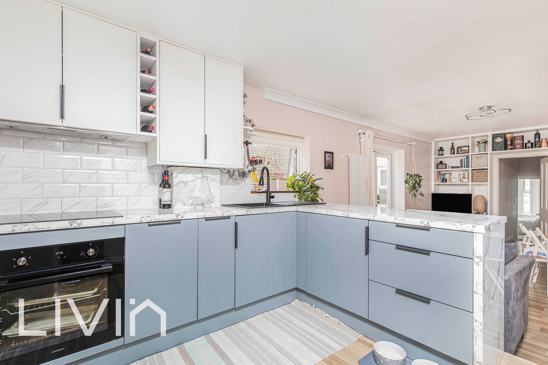 2 bed maisonette for sale in St. Mary's Road, London 12