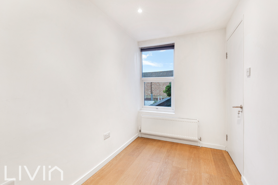 2 bed end of terrace house to rent in Addington Road, Croydon 7