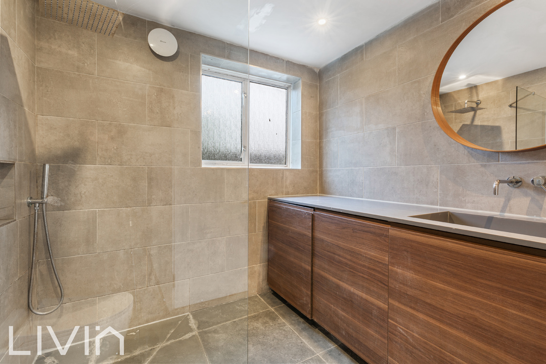 2 bed end of terrace house to rent in Addington Road, Croydon 8