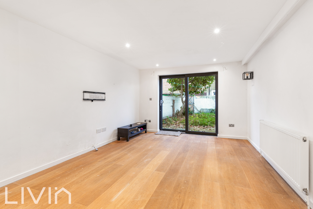 2 bed end of terrace house to rent in Addington Road, Croydon  - Property Image 2