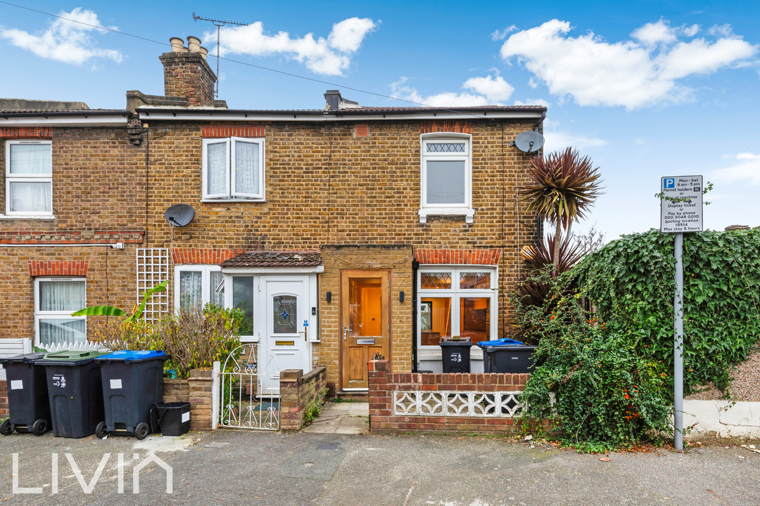 2 bed end of terrace house to rent in Addington Road, Croydon  - Property Image 1