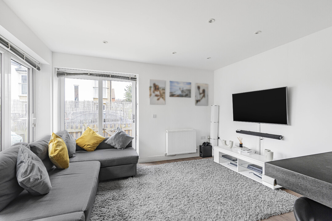 3 bed apartment for sale in Canmore Court, Croydon  - Property Image 2