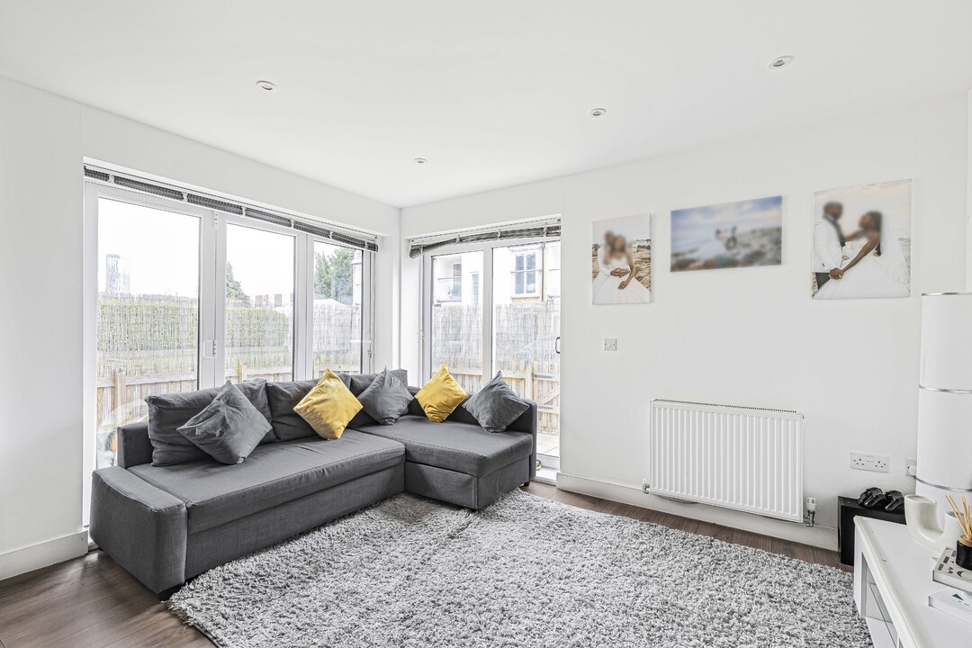 3 bed apartment for sale in Canmore Court, Croydon  - Property Image 3