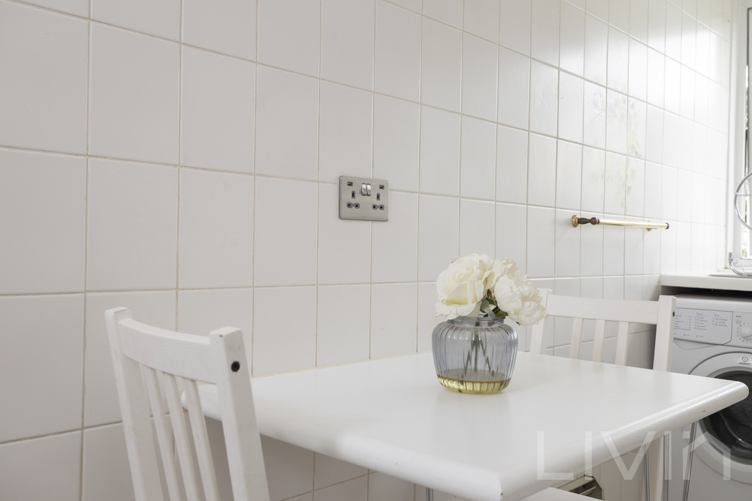 2 bed apartment to rent in Bramley Hill, South Croydon 8