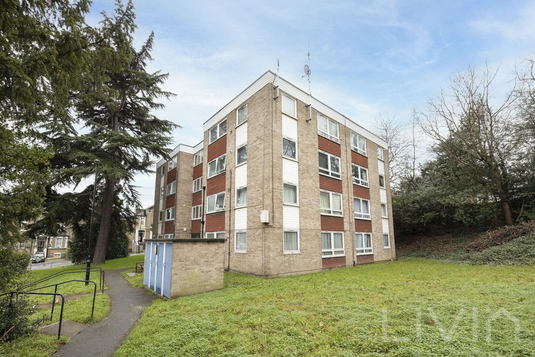 2 bed apartment to rent in Bramley Hill, South Croydon 10