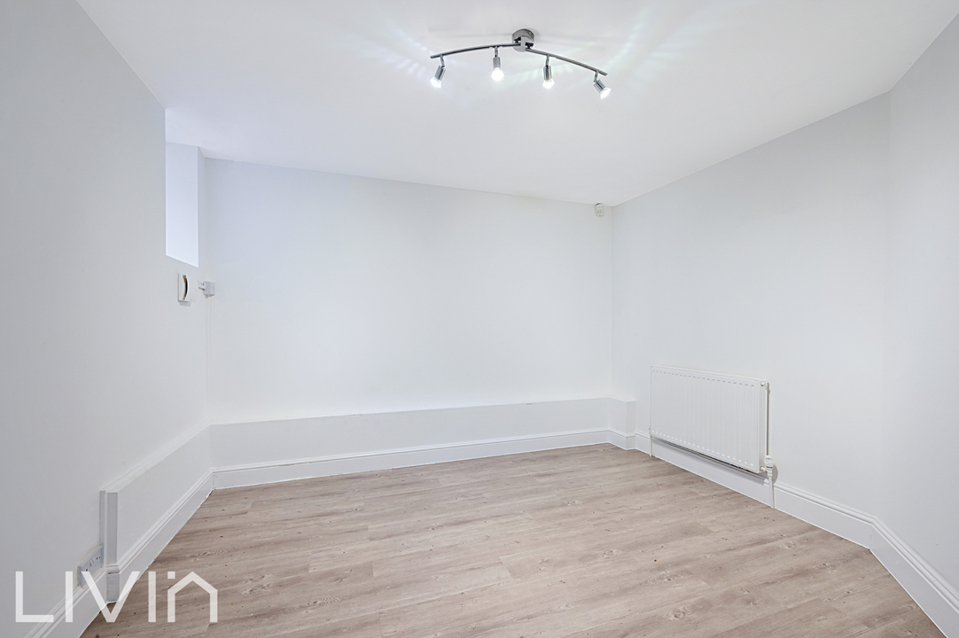2 bed apartment to rent in Spenser Road, London 4