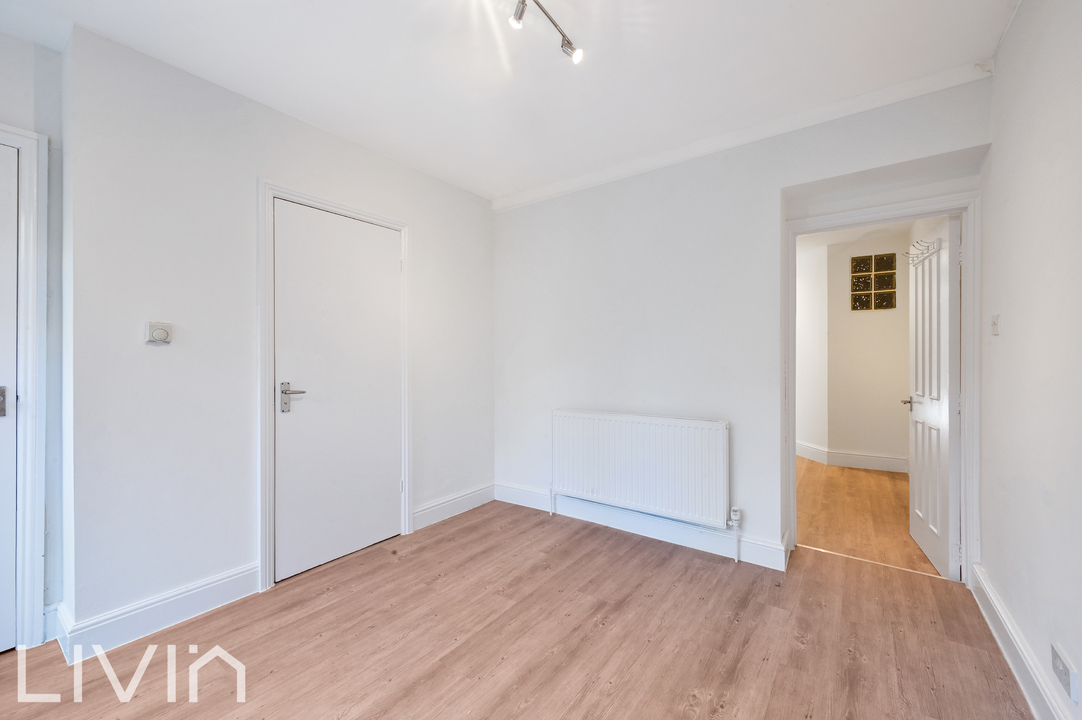 2 bed apartment to rent in Spenser Road, London 8