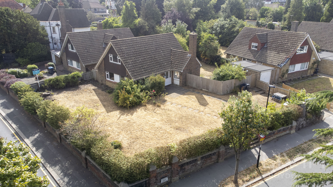4 bed detached house to rent in Coombe Road, Croydon  - Property Image 1