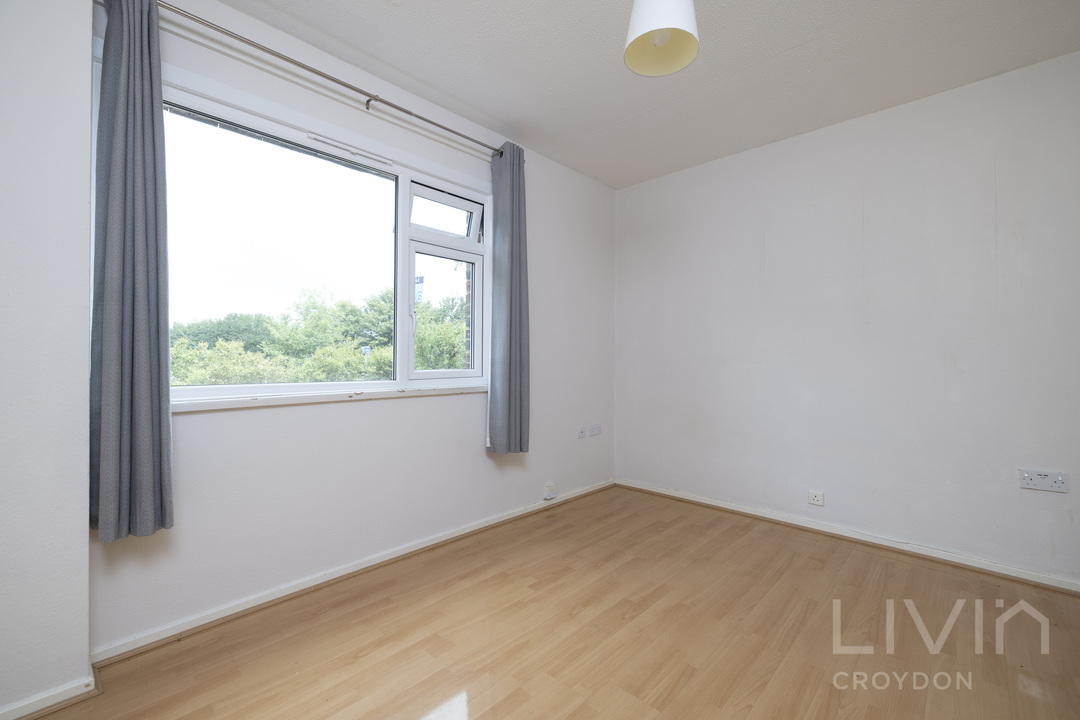 4 bed detached house to rent in Coombe Road, Croydon 19