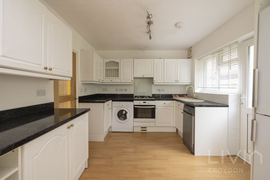 4 bed detached house to rent in Coombe Road, Croydon 7