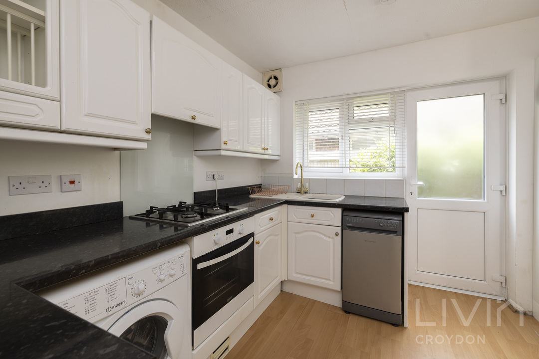 4 bed detached house to rent in Coombe Road, Croydon 8