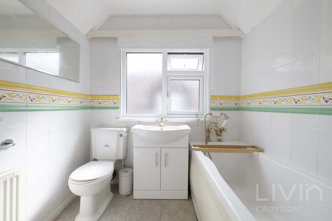 4 bed detached house to rent in Coombe Road, Croydon 25