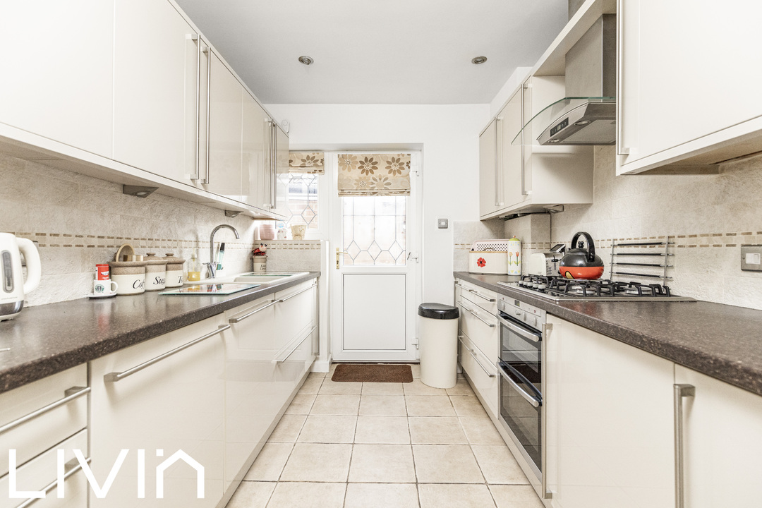 2 bed bungalow for sale in The Ruffetts, South Croydon  - Property Image 8