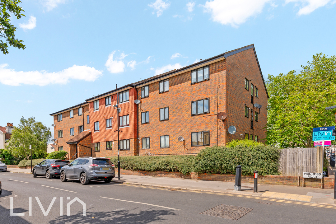 2 bed apartment for sale in Meadowbridge Court, Croydon  - Property Image 1