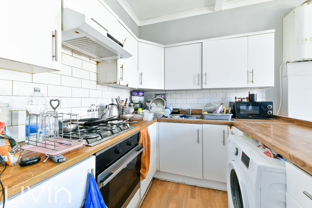 3 bed maisonette for sale in Tynemouth Road, Mitcham 1