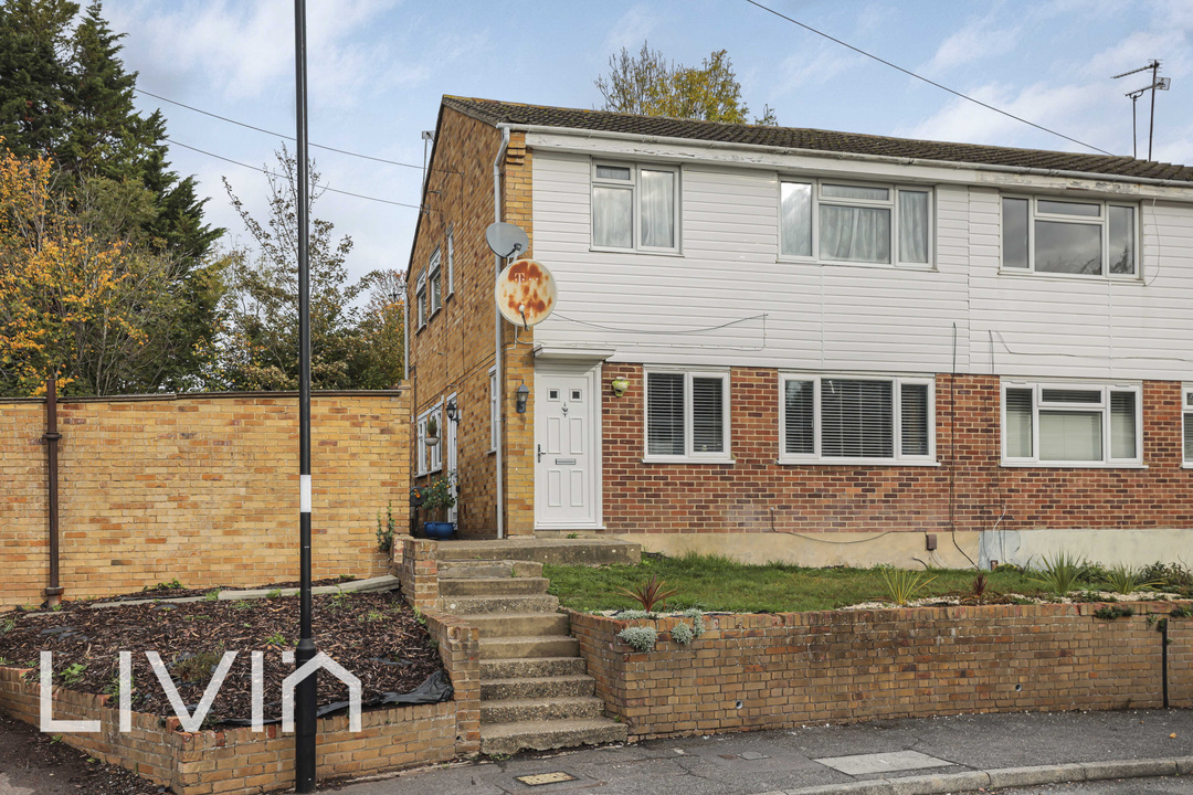 2 bed apartment for sale in Swallowdale, South Croydon, CR2