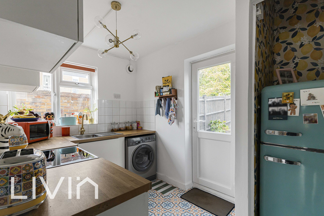 2 bed apartment for sale in Swallowdale, South Croydon  - Property Image 7