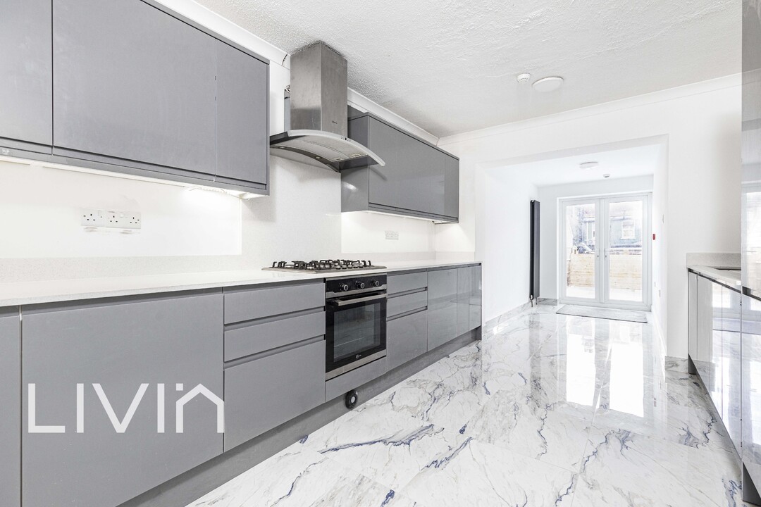 6 bed terraced house to rent in Hobart Gardens, Thornton Heath 1