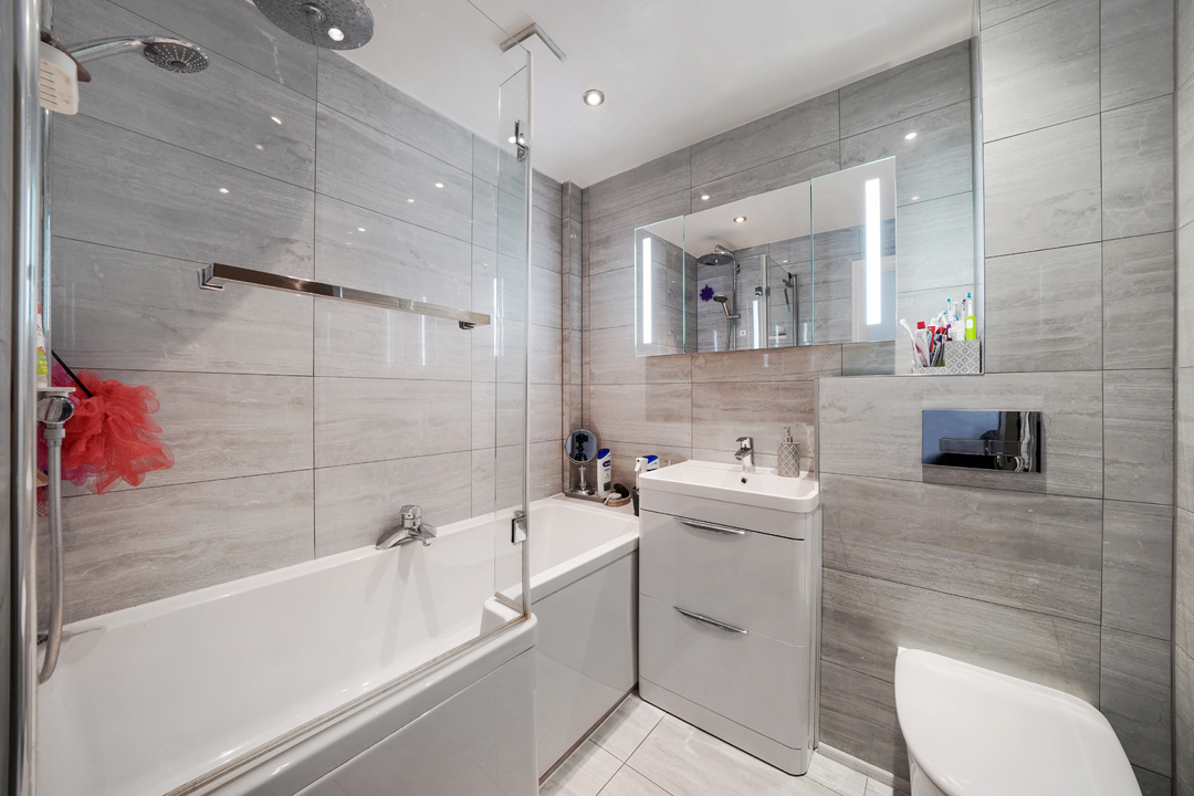 2 bed apartment for sale in Streatham Hill, London 2