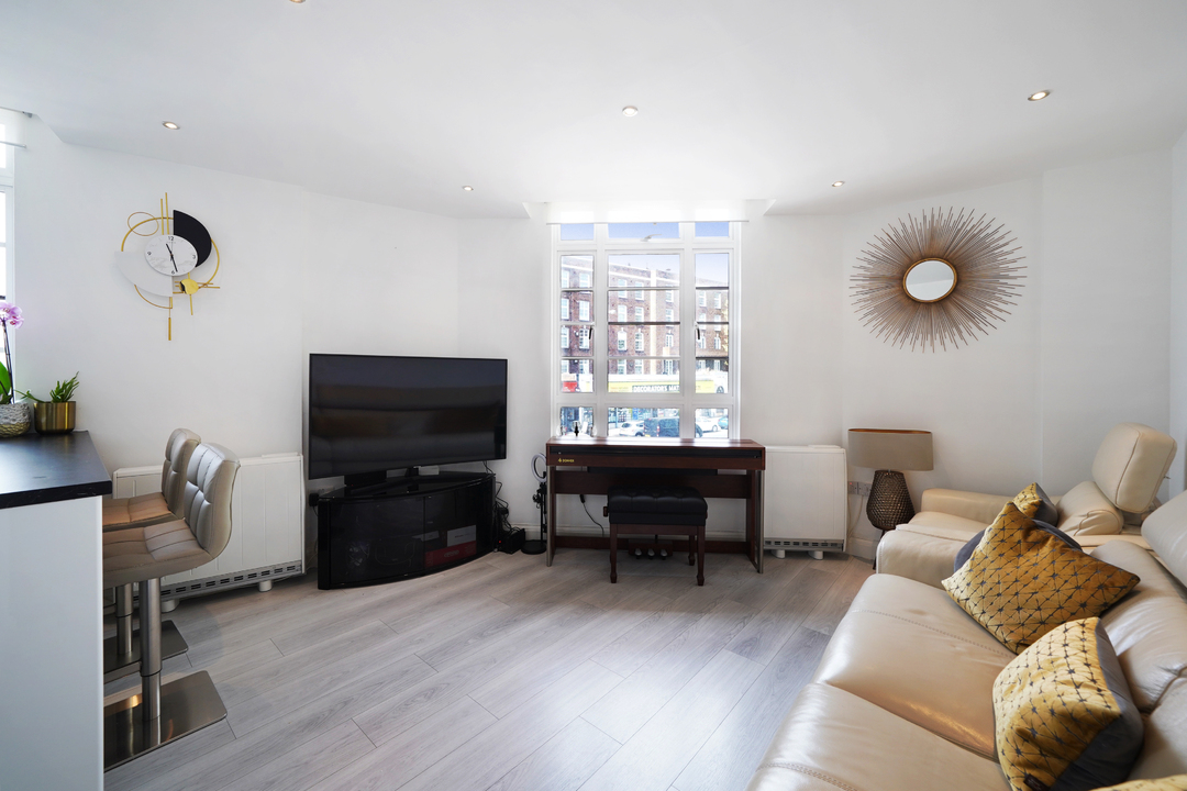 2 bed apartment for sale in Streatham Hill, London 1