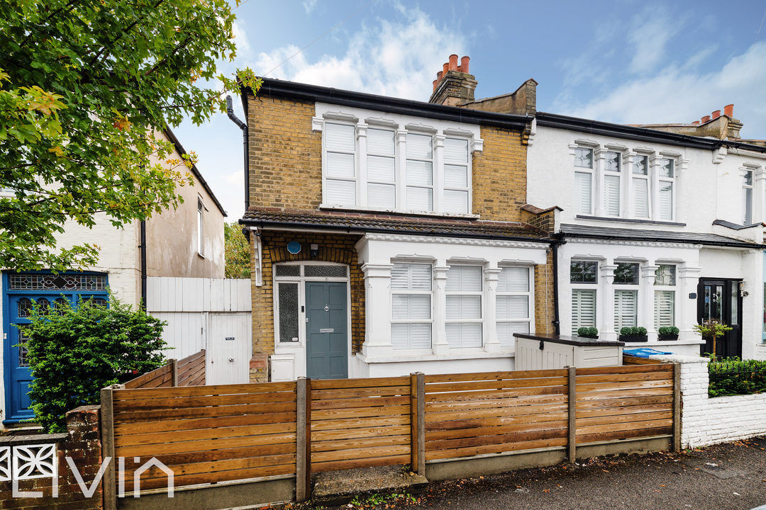 3 bed end of terrace house to rent in Estcourt Road, London, SE25