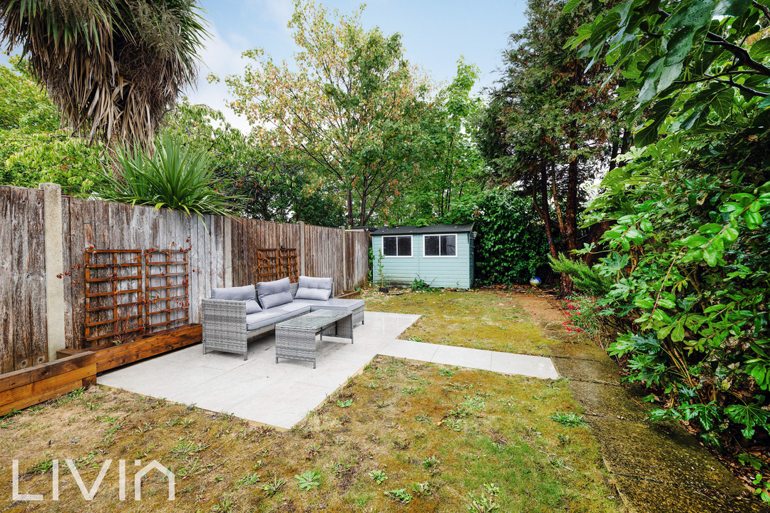 3 bed end of terrace house to rent in Estcourt Road, London 11