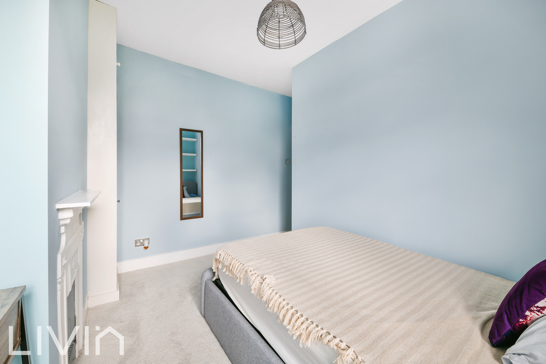 3 bed end of terrace house to rent in Estcourt Road, London 8