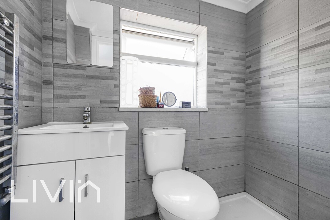 3 bed end of terrace house for sale in Canterbury Road, Croydon 7