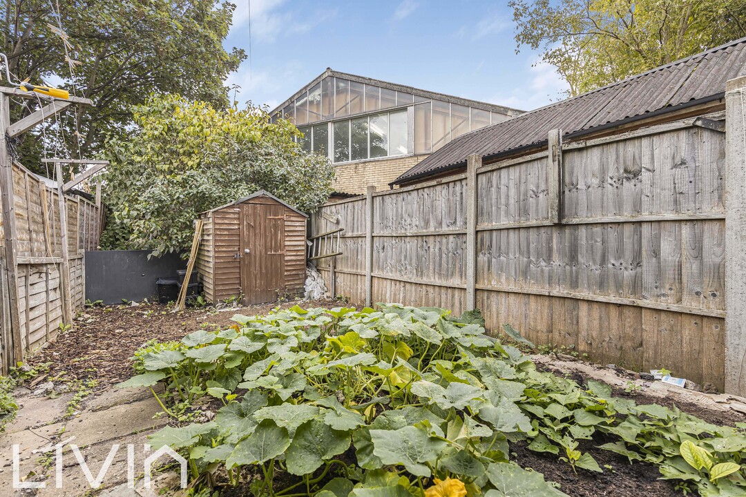 2 bed apartment for sale in Cross Road, Croydon 13