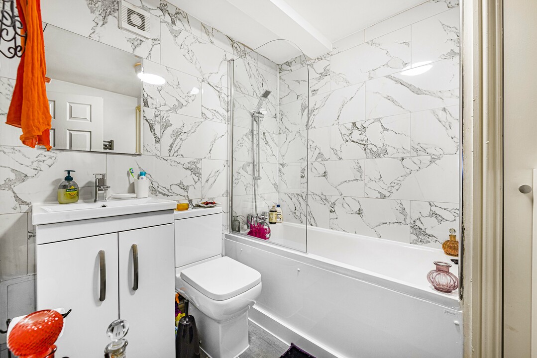 1 bed apartment for sale in Haling Court, South Croydon 9