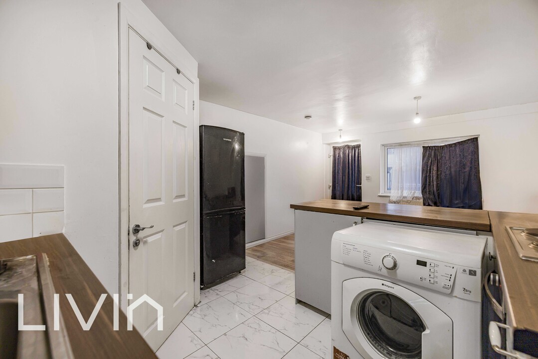 4 bed semi-detached house for sale in Bothwell Road, Croydon  - Property Image 18