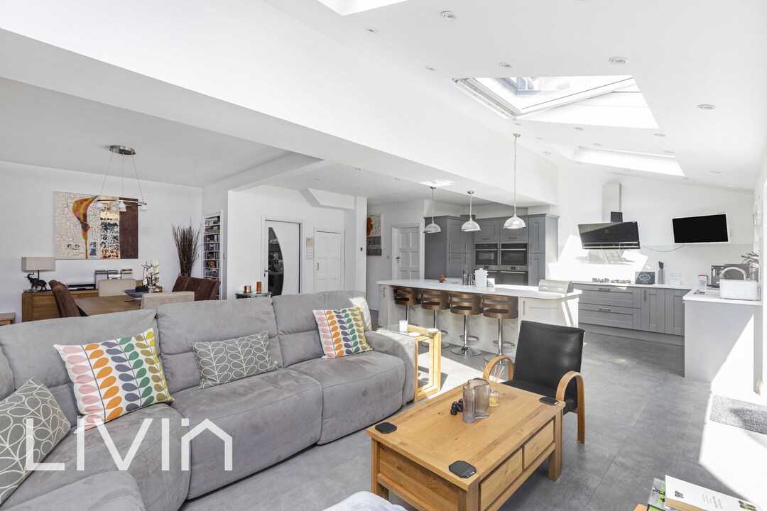4 bed semi-detached house for sale in Salcott Road, Croydon  - Property Image 6