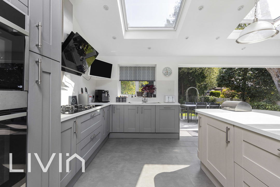 4 bed semi-detached house for sale in Salcott Road, Croydon  - Property Image 4