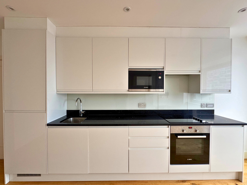 2 bed apartment to rent in High Street, Croydon 1