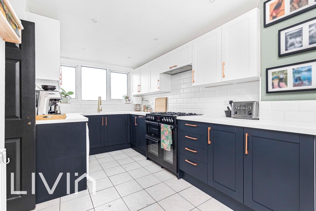 3 bed maisonette for sale in Woodvale Walk, London  - Property Image 4