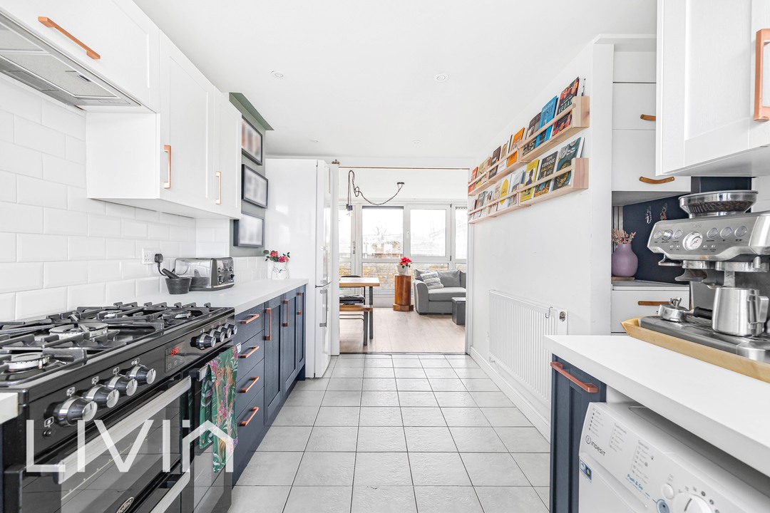 3 bed maisonette for sale in Woodvale Walk, London  - Property Image 5