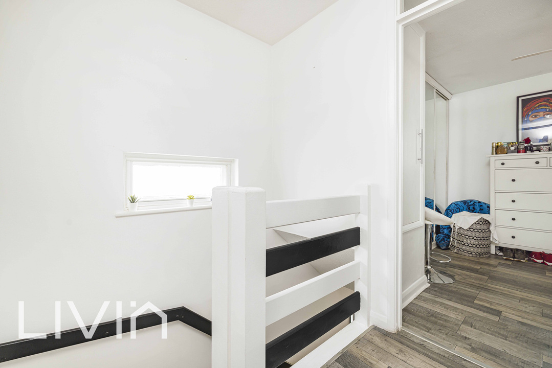 1 bed house for sale in Ardent Close, London  - Property Image 5