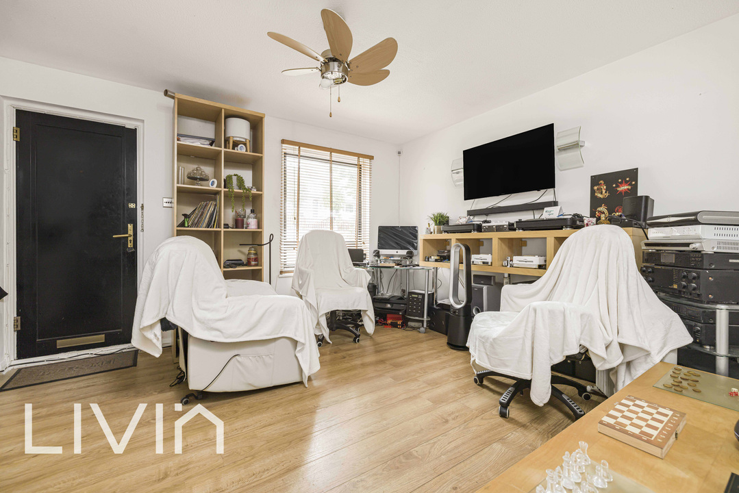 1 bed house for sale in Ardent Close, London  - Property Image 6