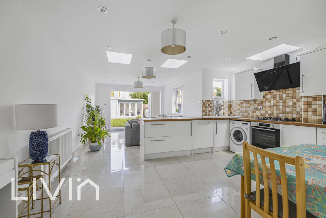 2 bed apartment for sale in Buxton Road, Thornton Heath 1