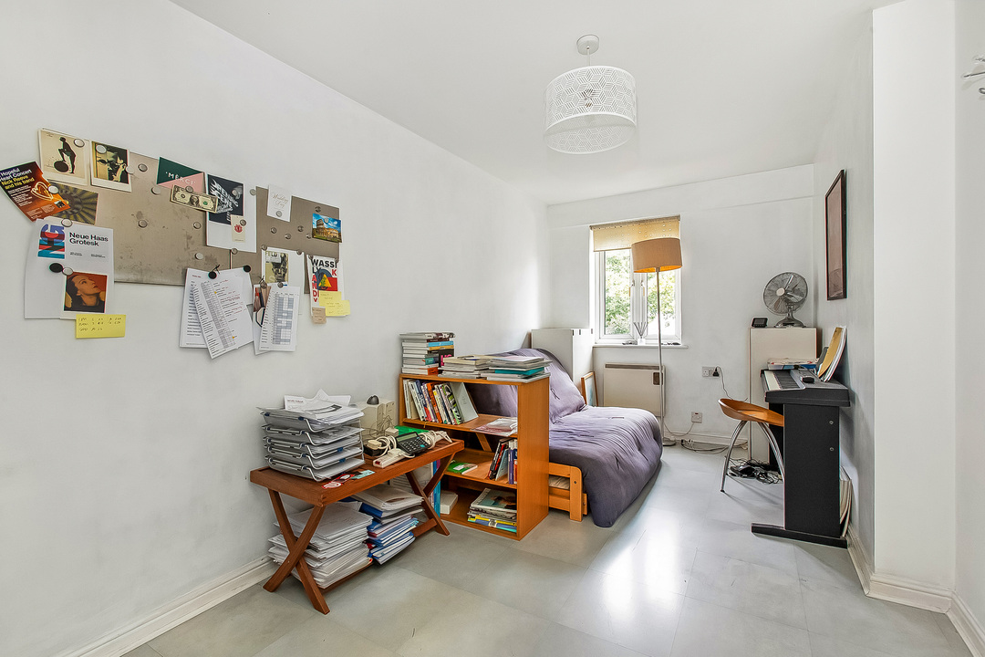 2 bed apartment for sale in Empire Court, London 3