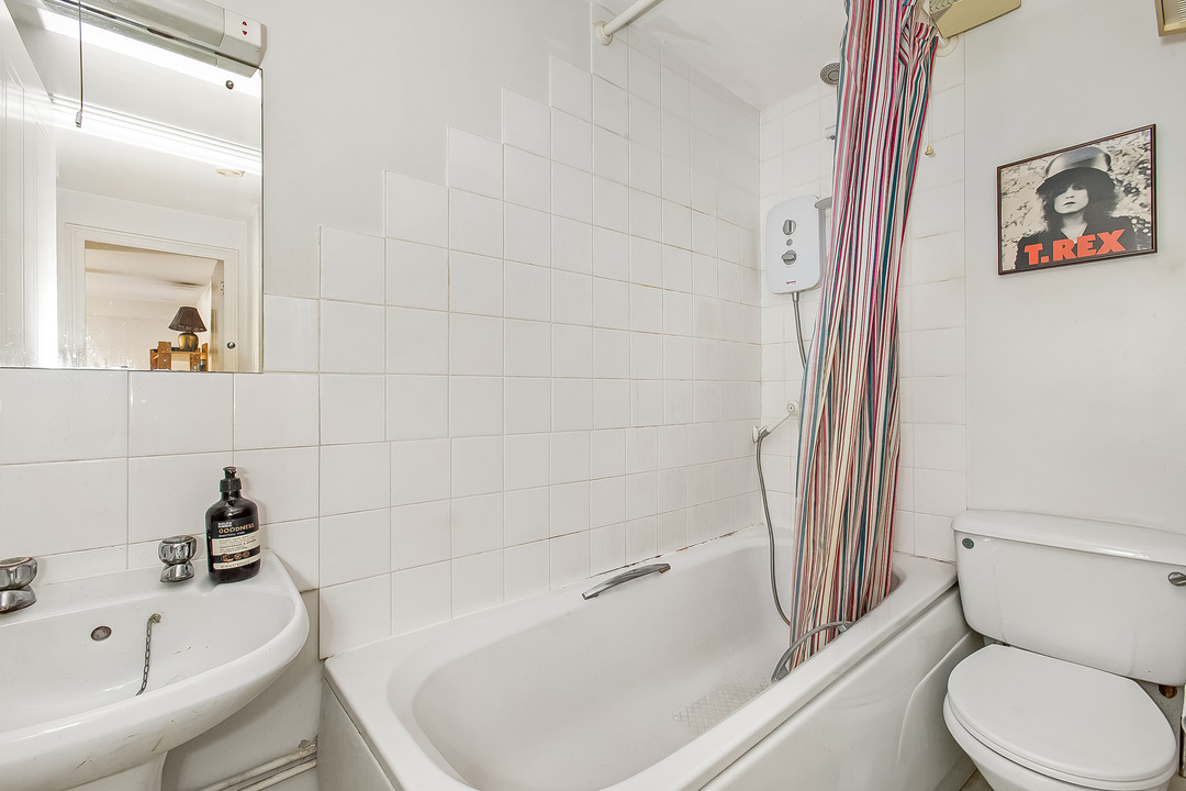 2 bed apartment for sale in Empire Court, London 9