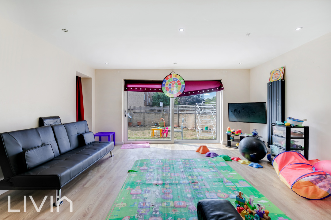4 bed semi-detached house to rent in Park Hill Rise, Croydon  - Property Image 2