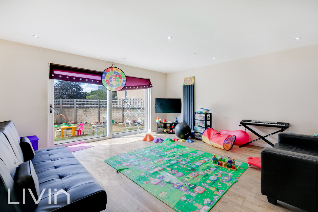 4 bed semi-detached house to rent in Park Hill Rise, Croydon  - Property Image 3