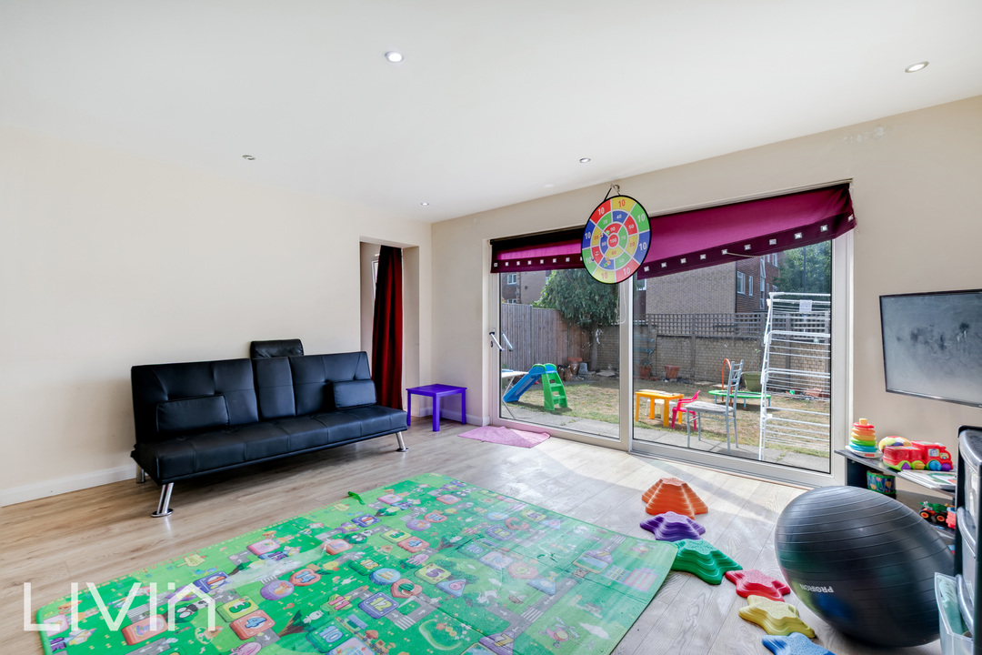 4 bed semi-detached house to rent in Park Hill Rise, Croydon  - Property Image 4
