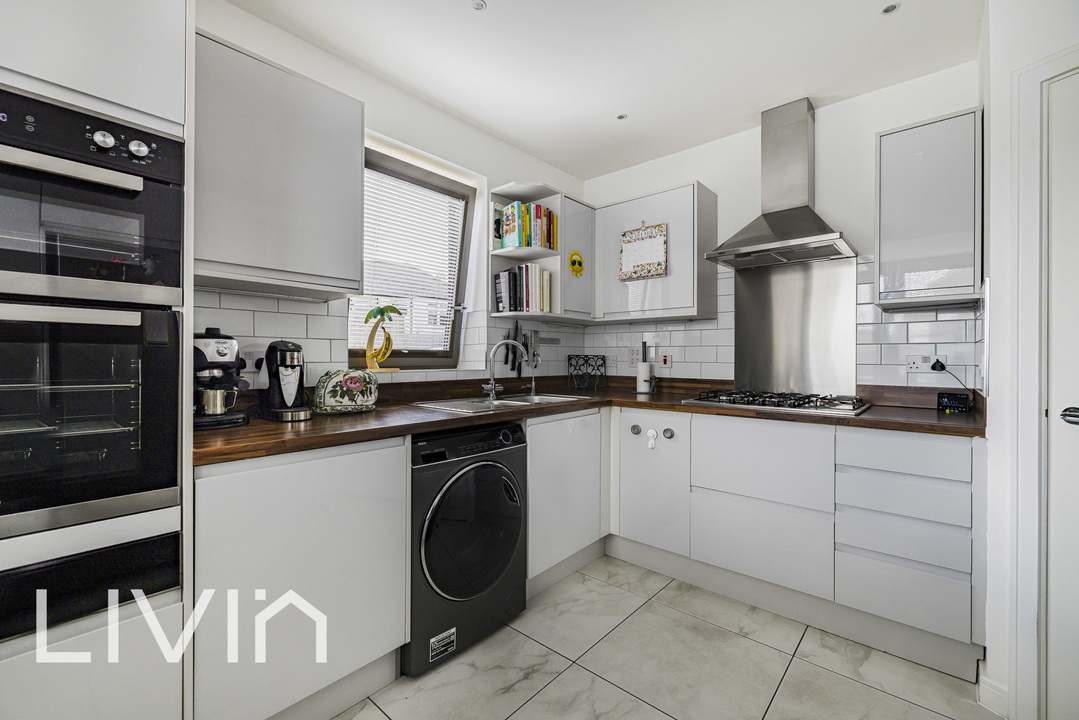 4 bed end of terrace house for sale in Nihill Place, Croydon 5
