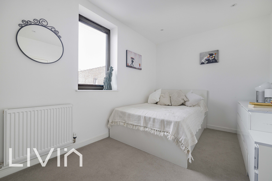 4 bed end of terrace house for sale in Nihill Place, Croydon 20