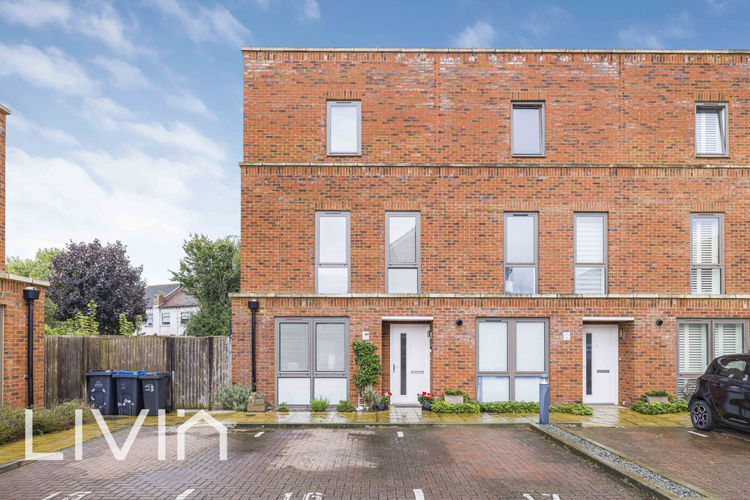 4 bed end of terrace house for sale in Nihill Place, Croydon 1
