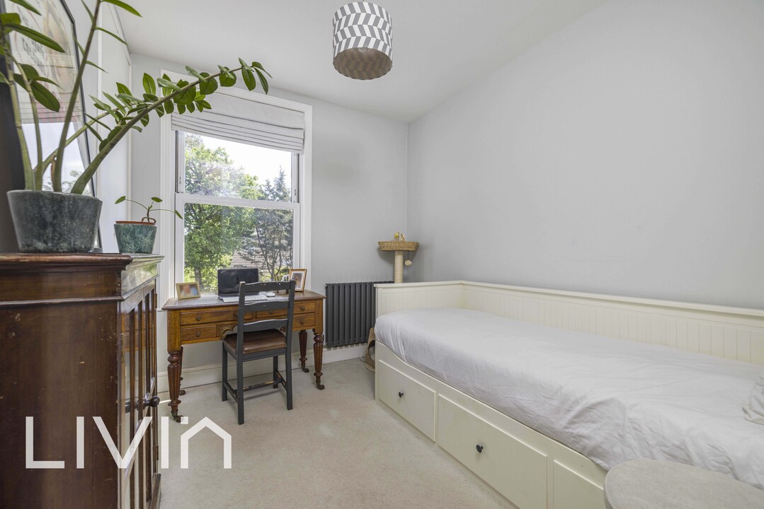 3 bed apartment for sale in Woodside Green, London 15